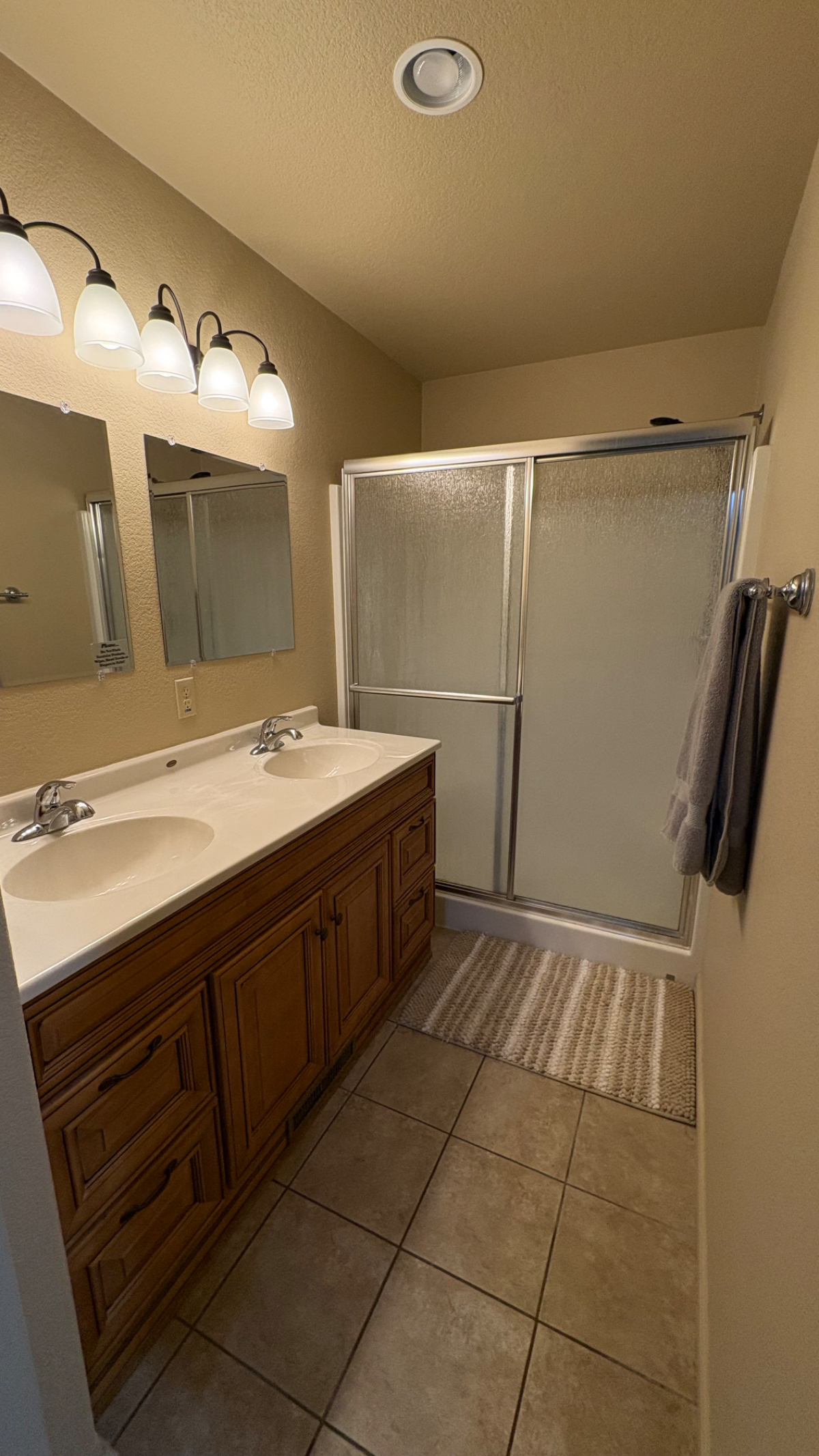 Quiet 2 bed 2 bath Single Level Duplex - Photo 3