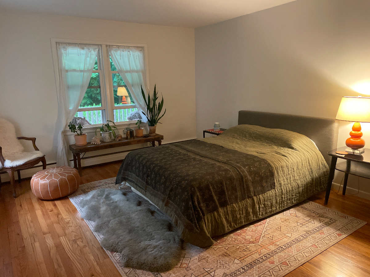 Secluded home with spacious Room and private bathroom. - Photo 1