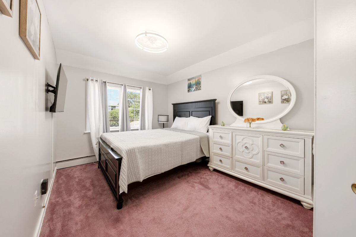 Newly renovated 3BR Queens Apartment| NearJFK| Utilies included + Laundry Pick up Service. - Photo 1