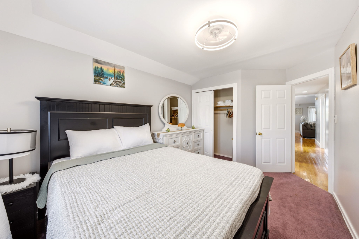 Newly renovated 3BR Queens Apartment| NearJFK| Utilies included + Laundry Pick up Service. - Photo 2