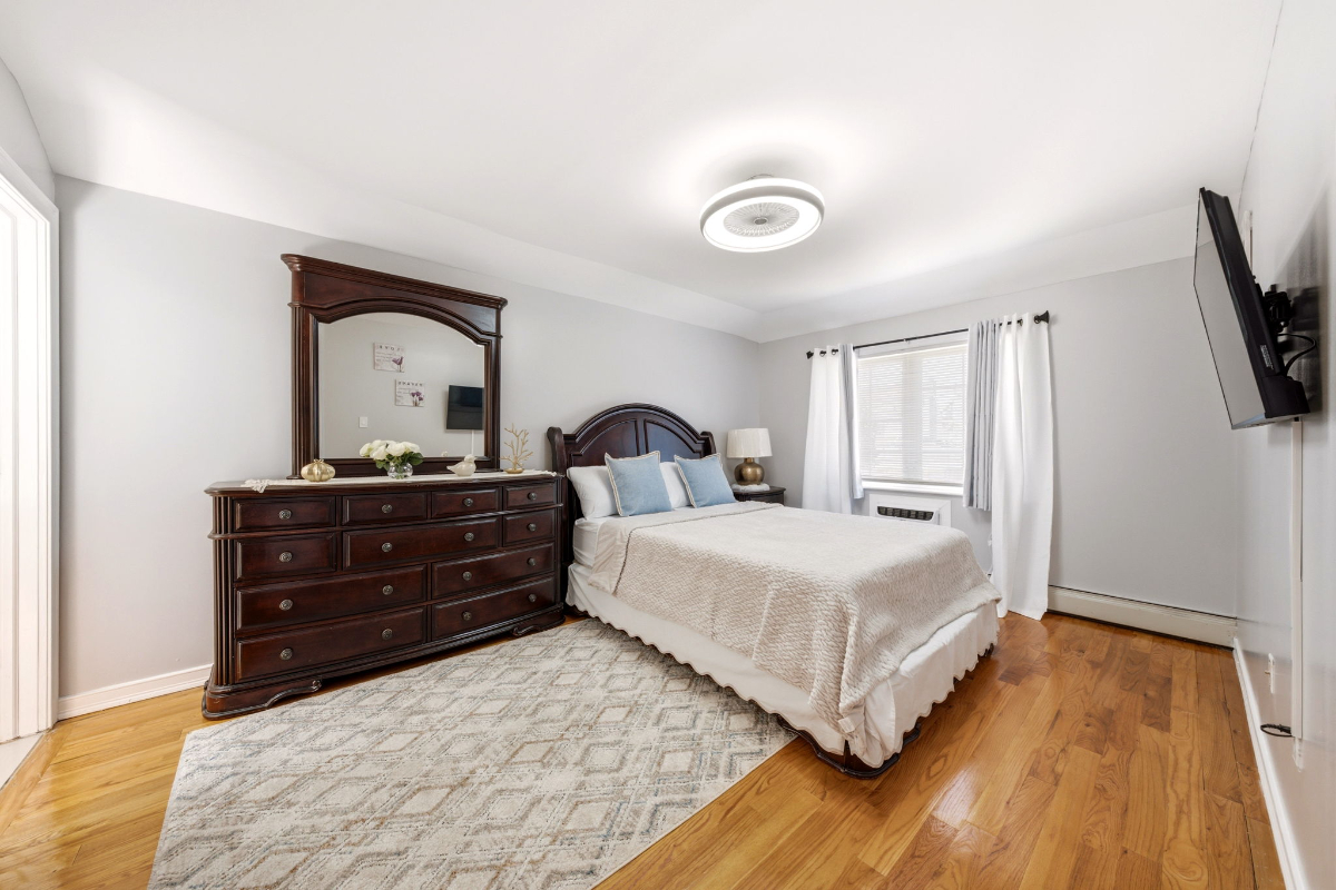 Newly renovated 3BR Queens Apartment| NearJFK| Utilies included + Laundry Pick up Service. - Photo 3