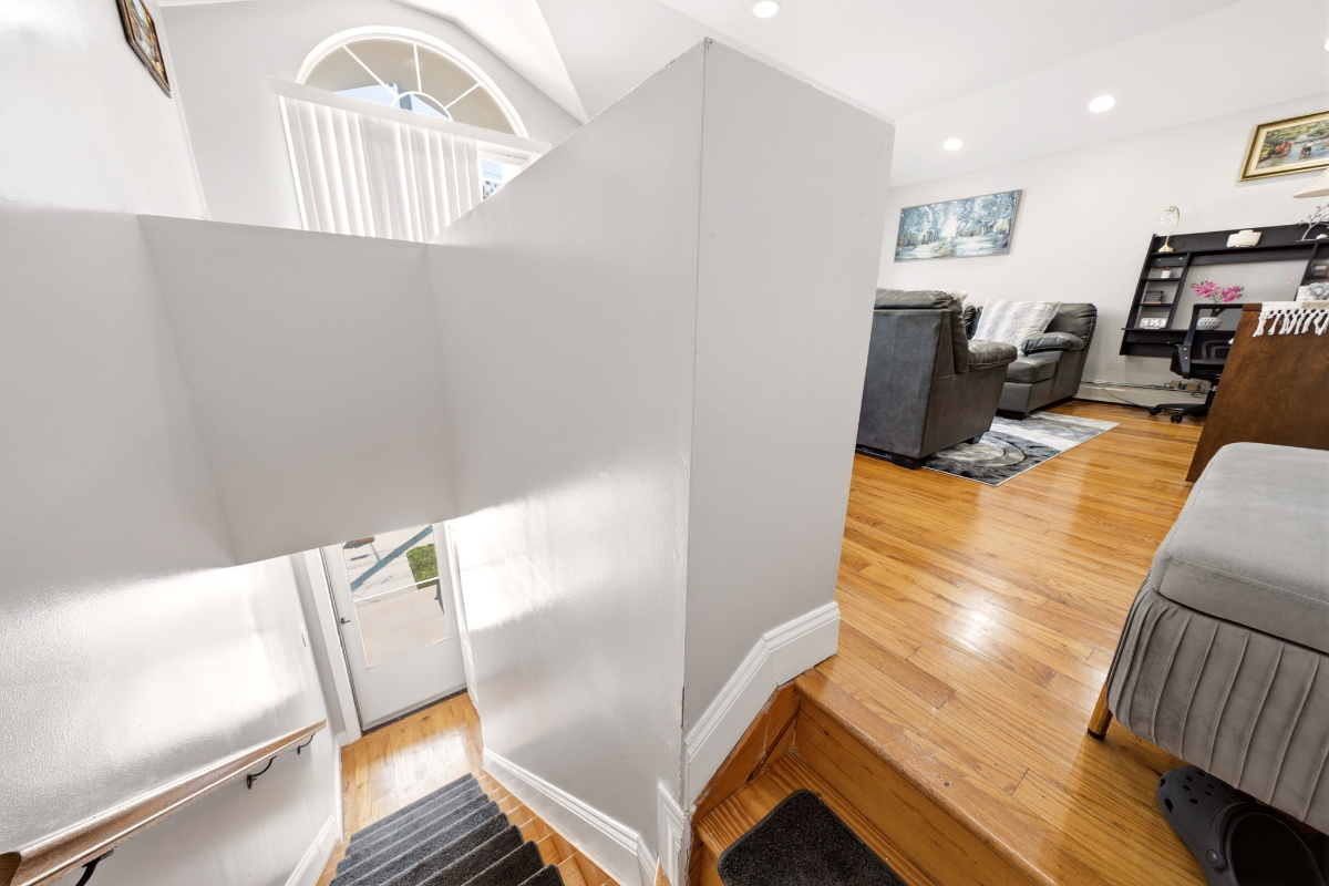Newly renovated 3BR Queens Apartment| NearJFK| Utilies included + Laundry Pick up Service. - Photo 11
