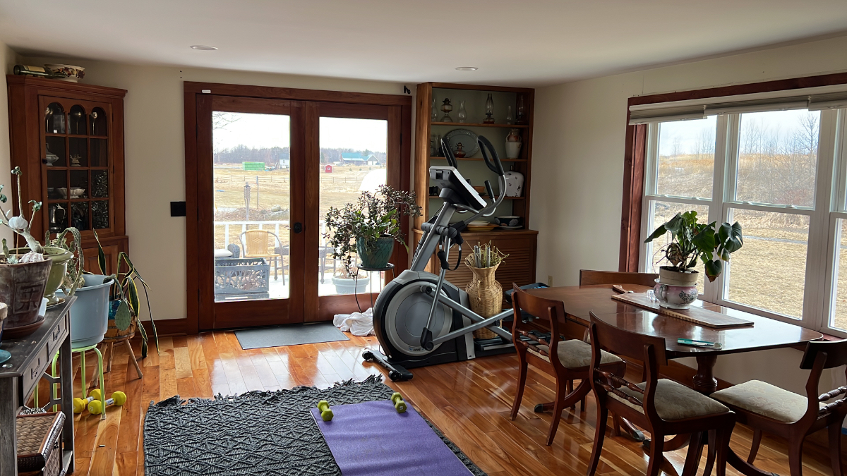 Looking for a roommate to share a large home. - Photo 5