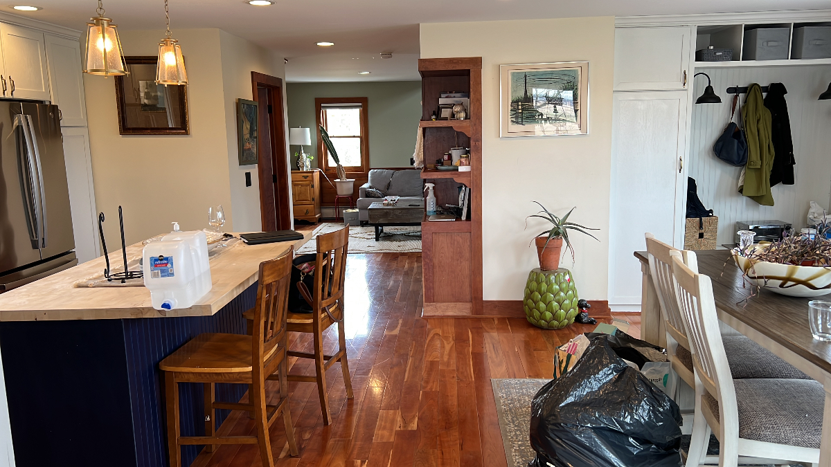 Looking for a roommate to share a large home. - Photo 6