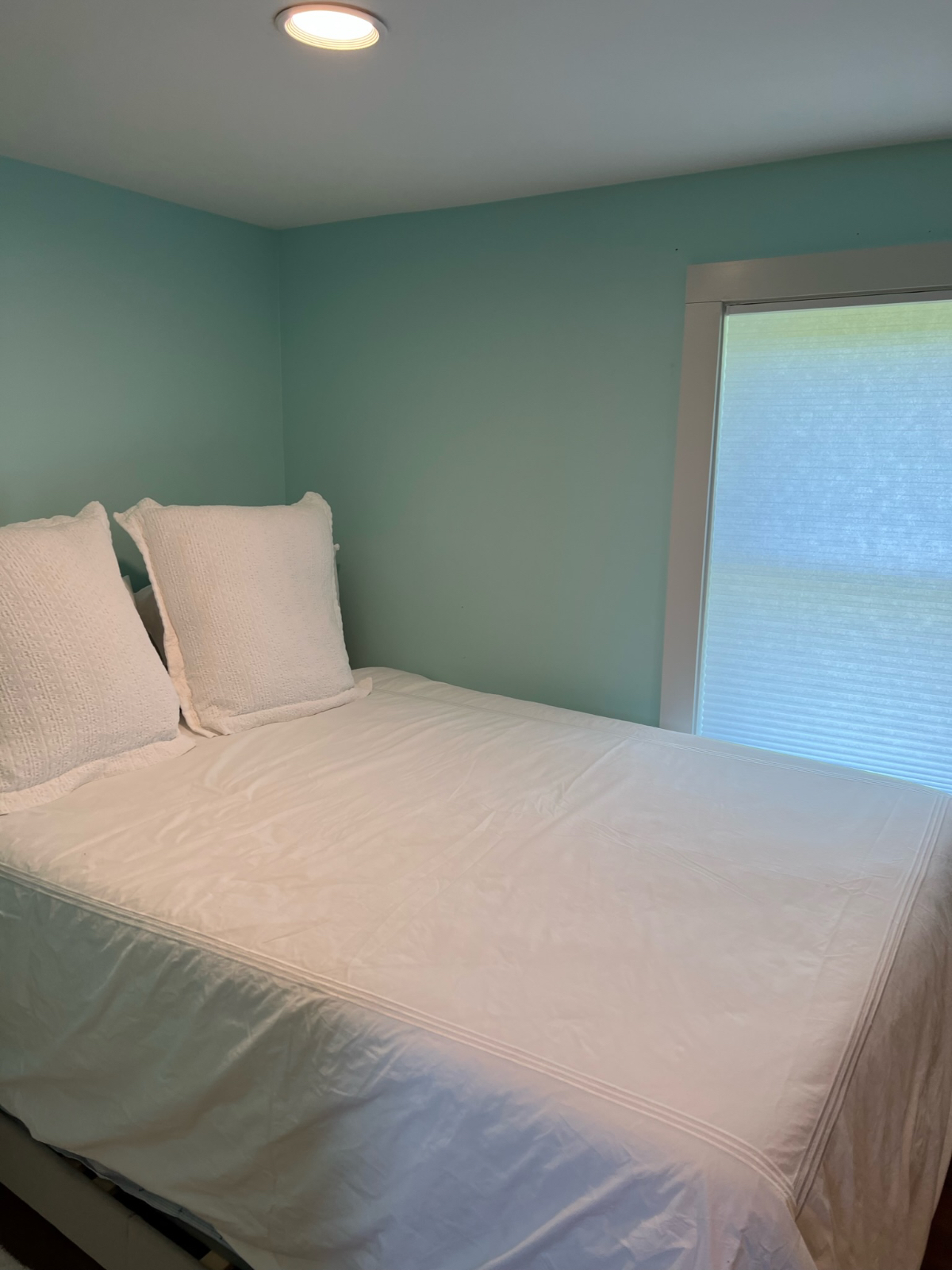 Looking for a roommate to share a large home. - Photo 11