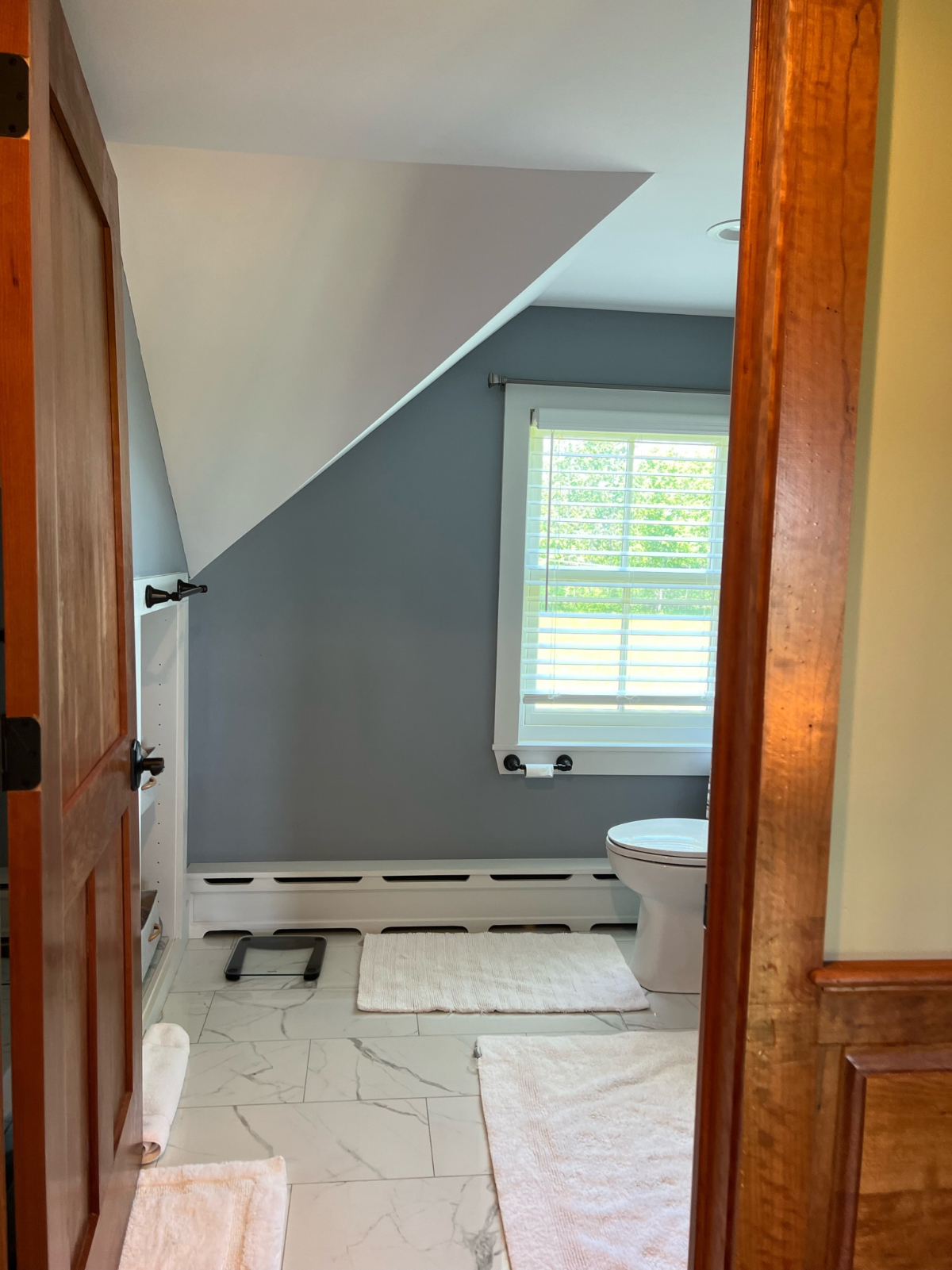 Looking for a roommate to share a large home. - Photo 12