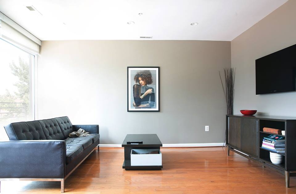 Metro Adjacent Flat with Modern Decor - Photo 2