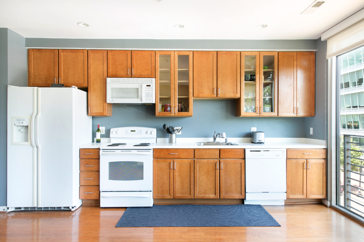 Metro Adjacent Flat with Modern Decor - Photo 3