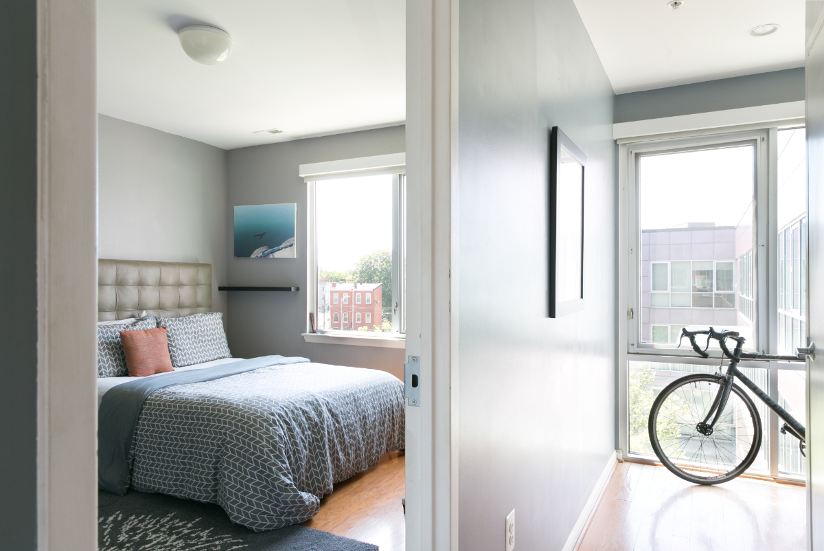 Metro Adjacent Flat with Modern Decor - Photo 4