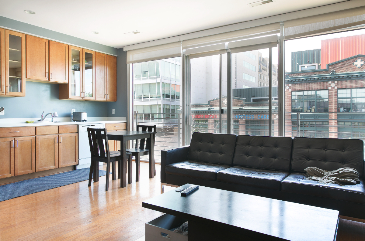 Metro Adjacent Flat with Modern Decor - Photo 6