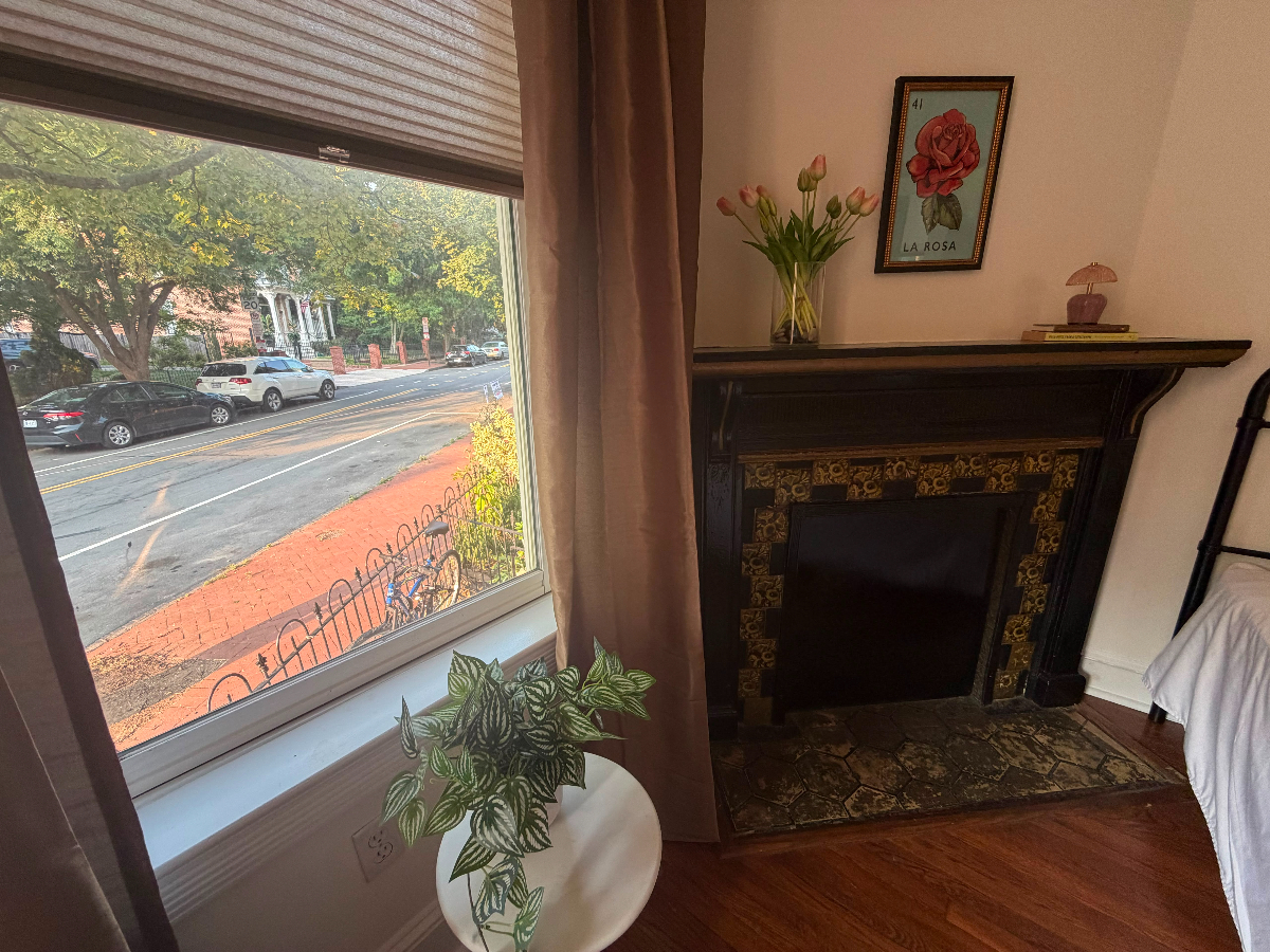 Furnished room with Private Bathroom available in a magnificent 1873 historic Victorian mansion in t - Photo 3