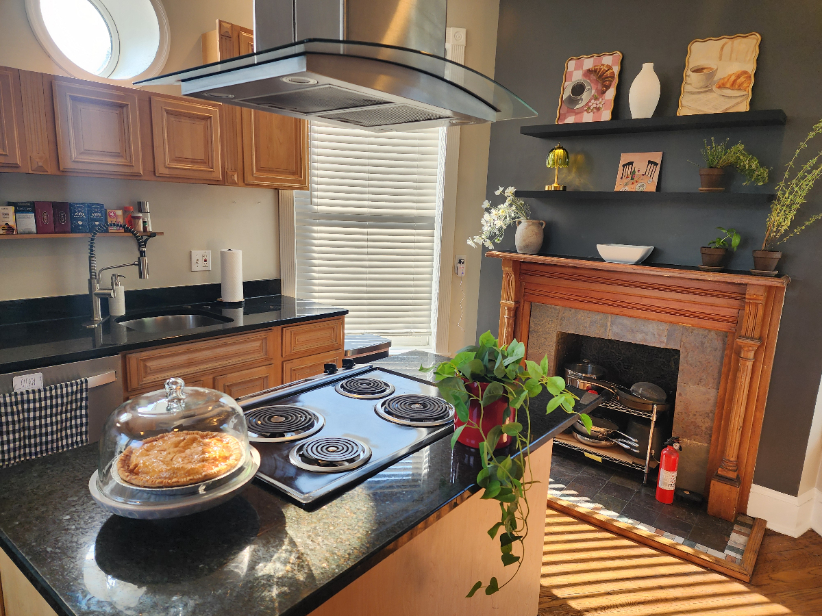 Furnished room with Private Bathroom available in a magnificent 1873 historic Victorian mansion in t - Photo 4