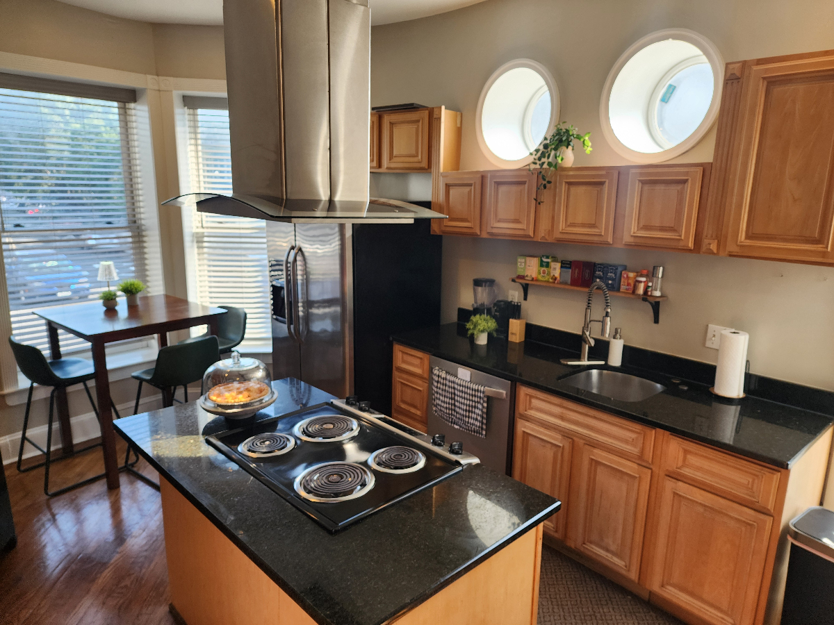 Furnished room with Private Bathroom available in a magnificent 1873 historic Victorian mansion in t - Photo 5