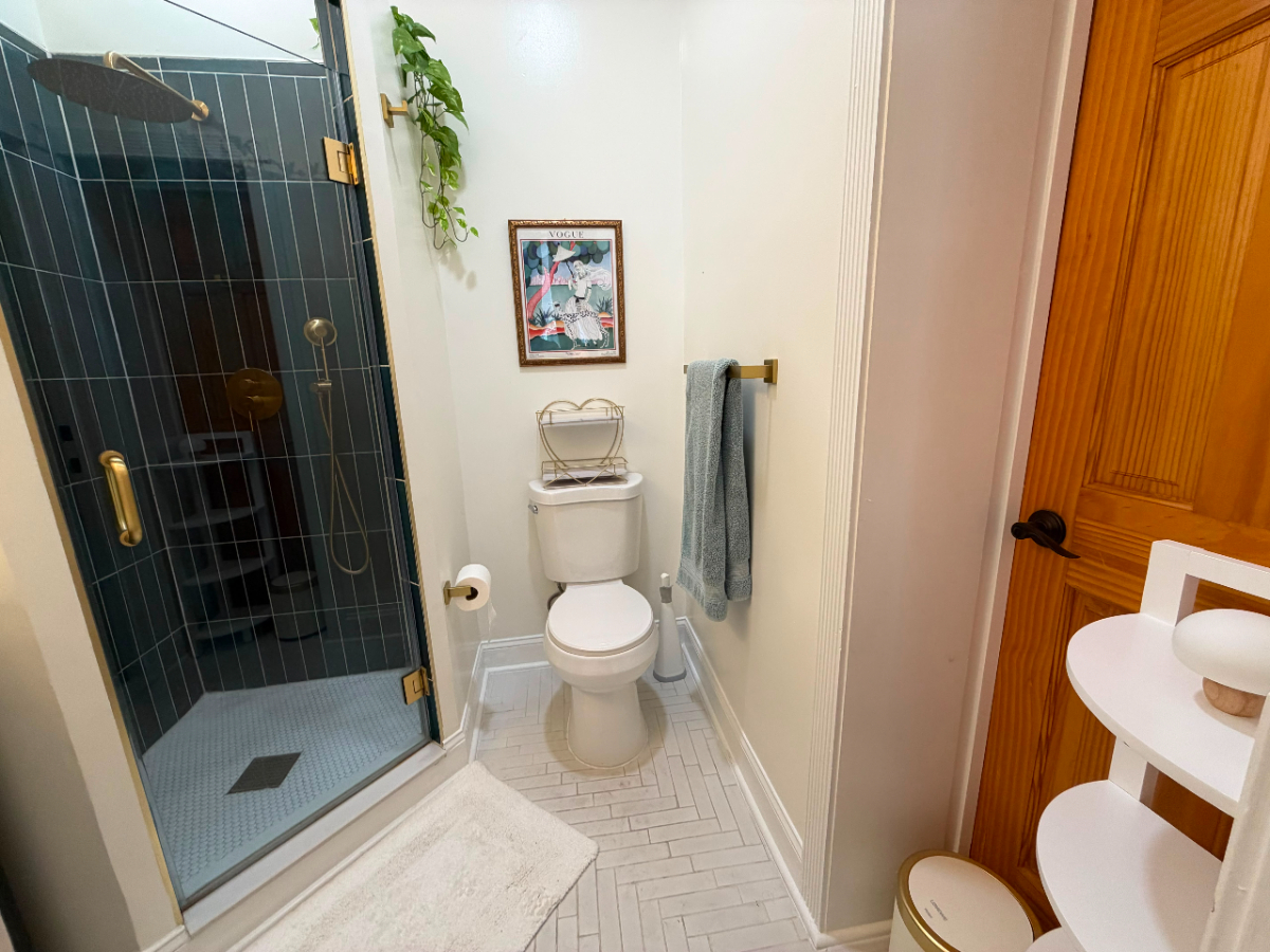 Furnished room with Private Bathroom available in a magnificent 1873 historic Victorian mansion in t - Photo 2