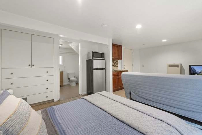 Private Studio + Prime location + Utilities Included - Photo 3