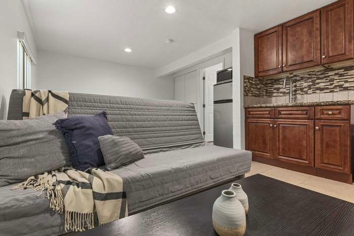 Private Studio + Prime location + Utilities Included - Photo 4