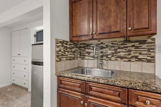 Private Studio + Prime location + Utilities Included - Photo 5