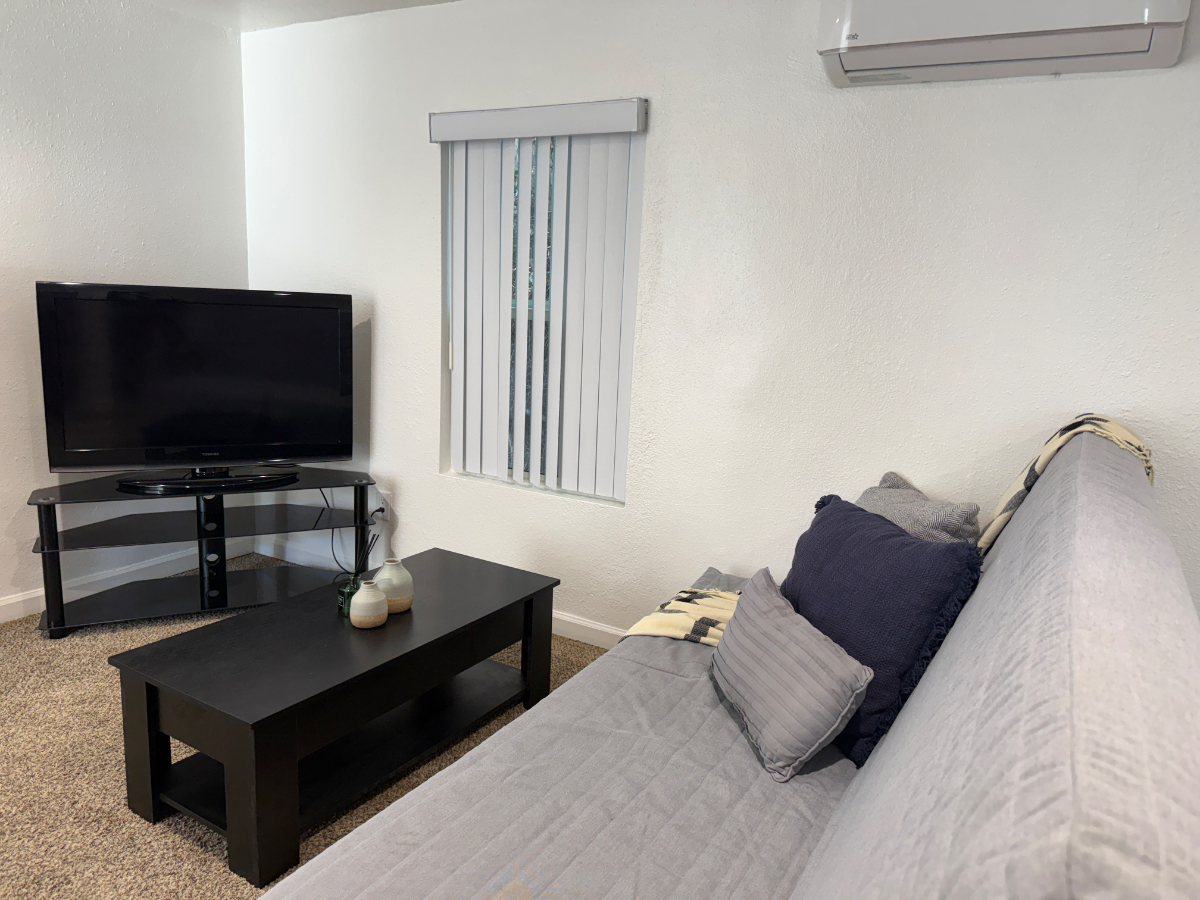Private Studio + Prime location + Utilities Included - Photo 6