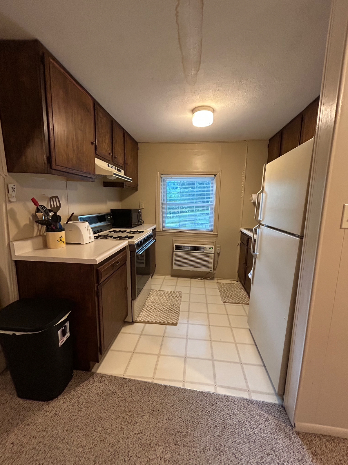 Beautiful Upstairs Furnished Apartment at a GREAT Price! - Photo 7