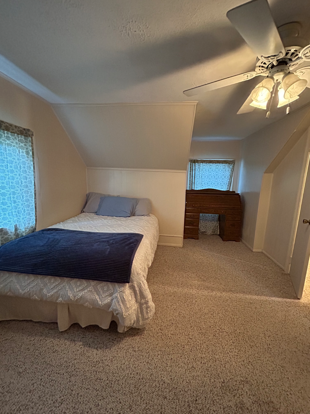Beautiful Upstairs Furnished Apartment at a GREAT Price! - Photo 9
