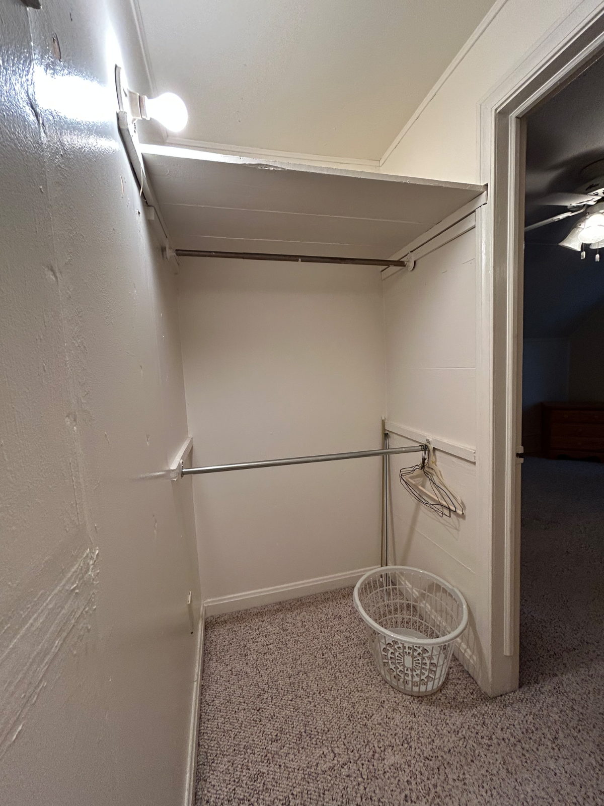 Beautiful Upstairs Furnished Apartment at a GREAT Price! - Photo 10