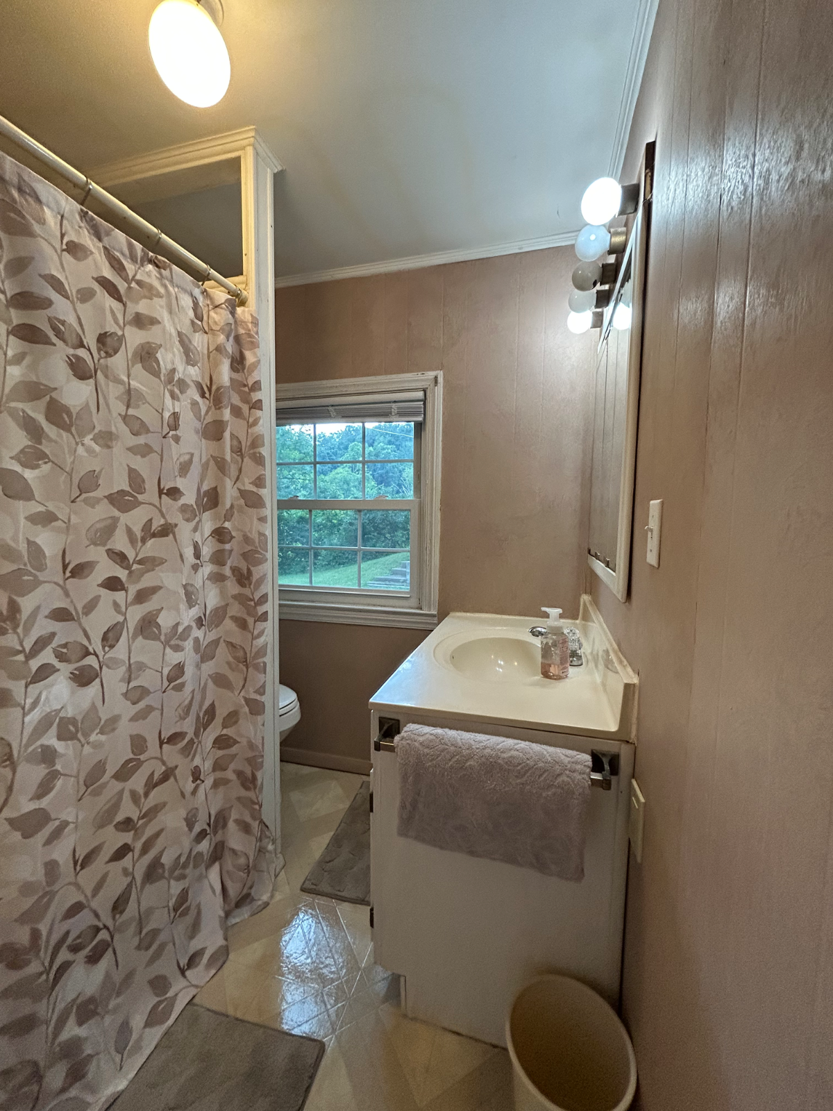 Beautiful Upstairs Furnished Apartment at a GREAT Price! - Photo 11