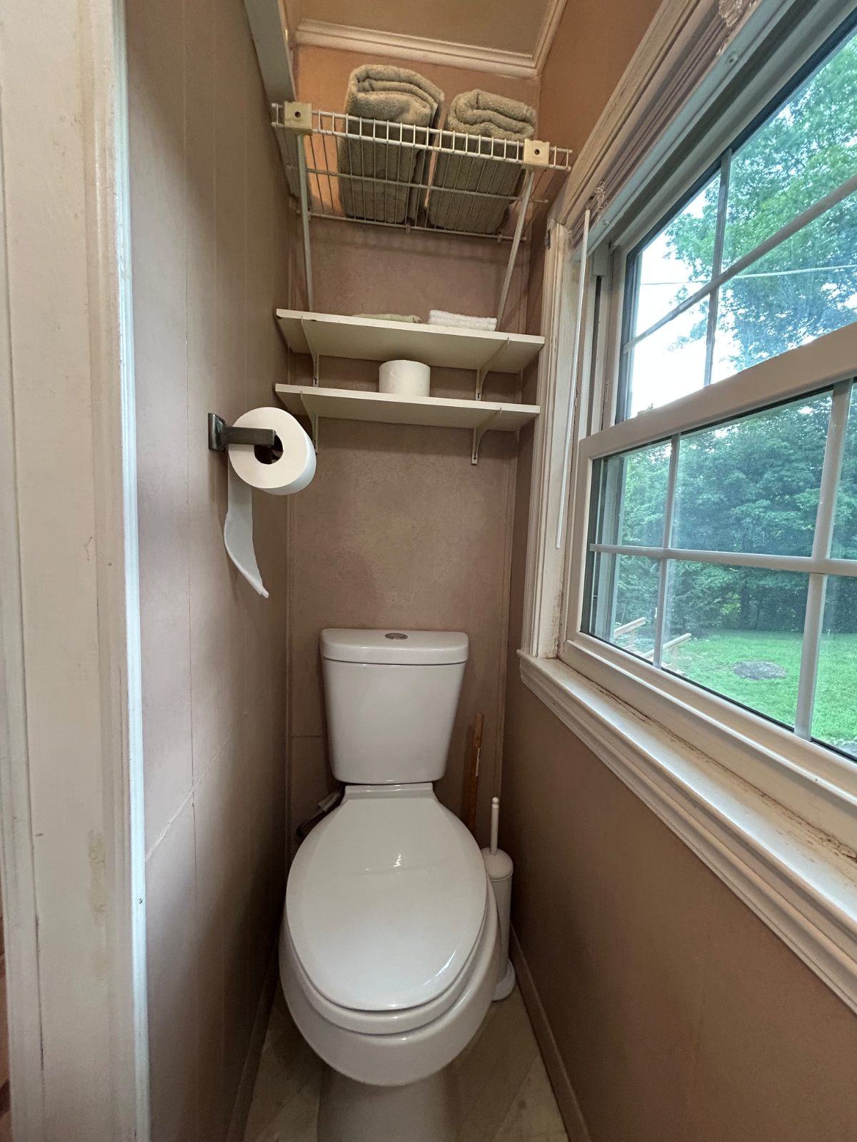 Beautiful Upstairs Furnished Apartment at a GREAT Price! - Photo 12
