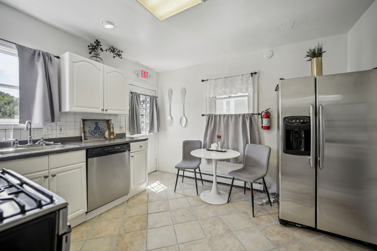Beautiful Fully Furnished DC Retreat Near Hospitals & Military Bases   Spacious 3BR DC Home | Near H - Photo 3