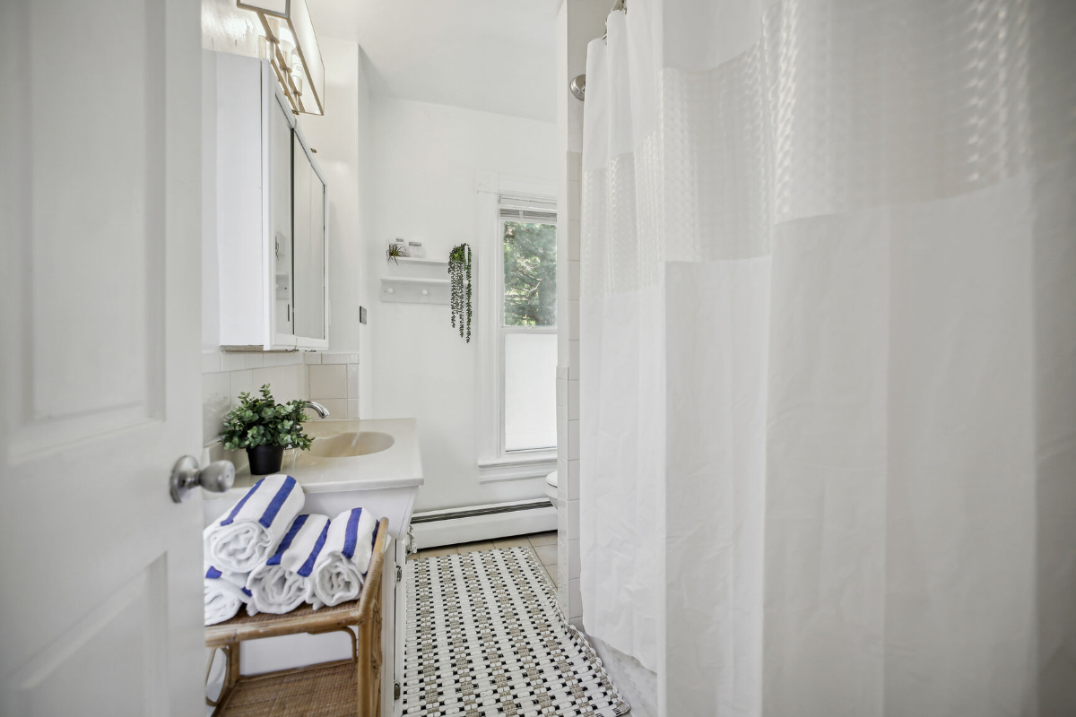 Beautiful Fully Furnished DC Retreat Near Hospitals & Military Bases   Spacious 3BR DC Home | Near H - Photo 10