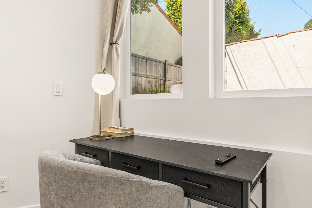 Furnished Studio in Prime West Los Angeles - Photo 6