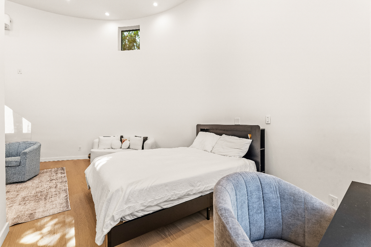 Furnished Studio in Prime West Los Angeles - Photo 3