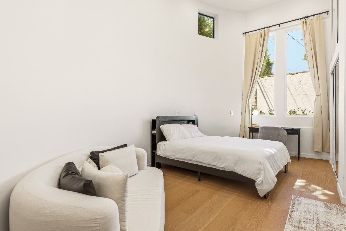 Furnished Studio in Prime West Los Angeles - Photo 4