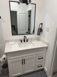 Luxury Furnished 3BR Home Near Houston Medical Center | Ideal for Travel Nurses & Corporate Stays - Photo 11