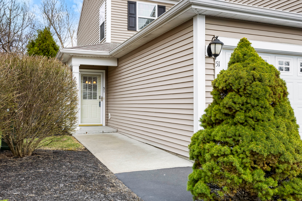 2 Bedroom, 2 Bath with a Garage! New Furniture and Fresh Paint! Remodeled Kitchen - Photo 1
