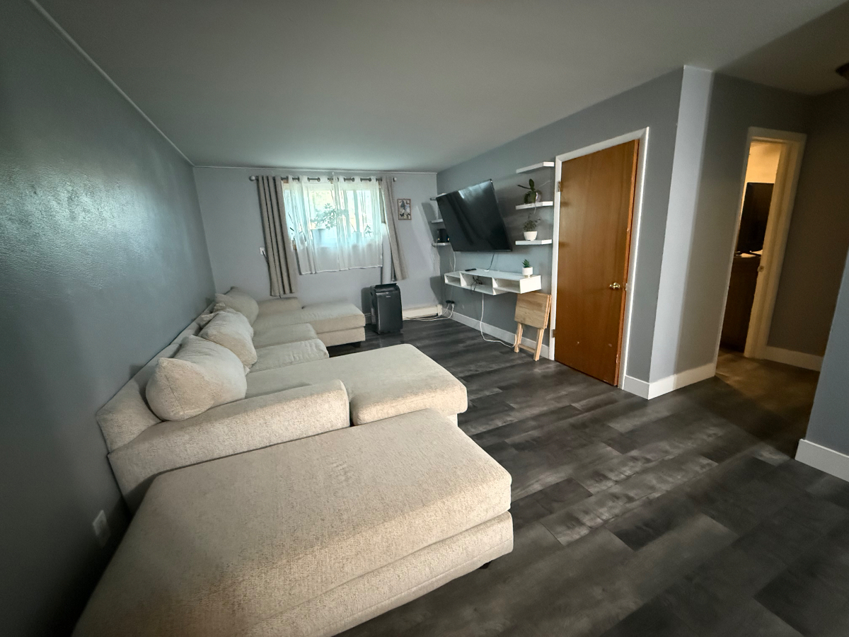Perfect Starter Home! Updated Kitchen, updated bathroom,  update living room, vinyl Floors , fully f - Photo 7