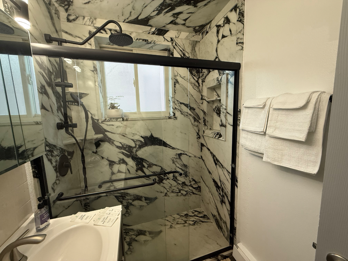 Perfect Starter Home! Updated Kitchen, updated bathroom,  update living room, vinyl Floors , fully f - Photo 10