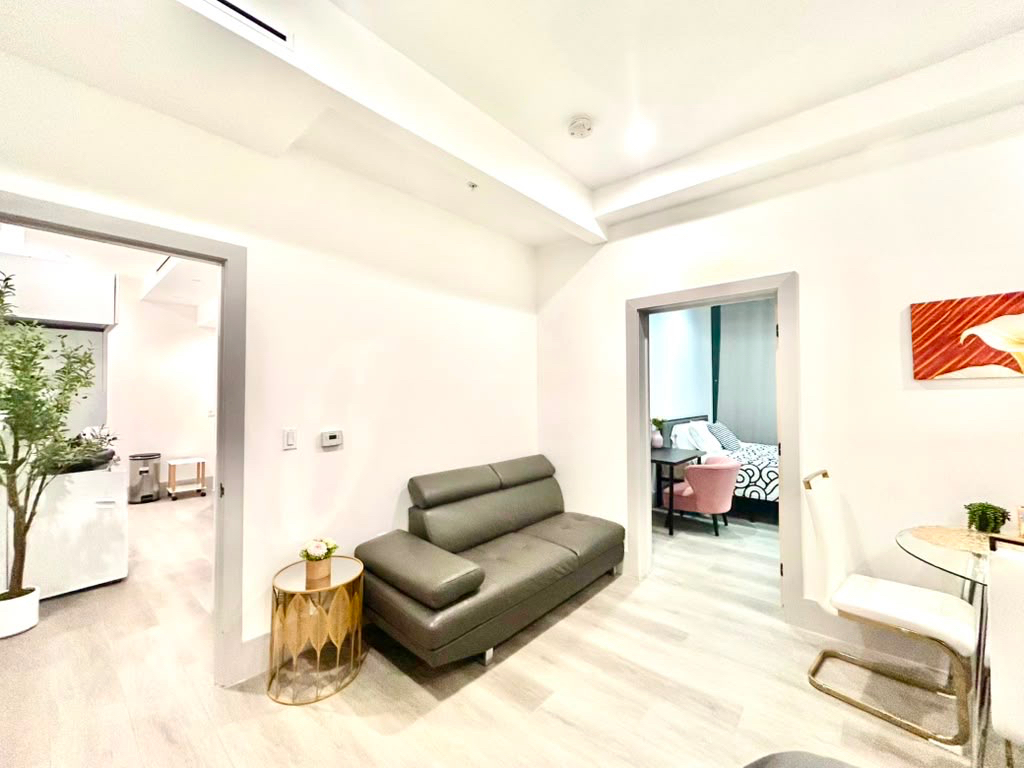 Modern Glass Secure Residences | Free Underground Parking Cozy110 - Photo 4