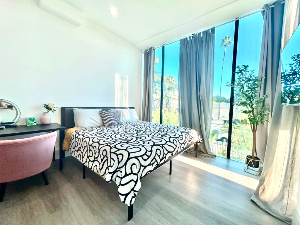 Modern Glass Secure Residences | Free Underground Parking Cozy110 - Photo 1