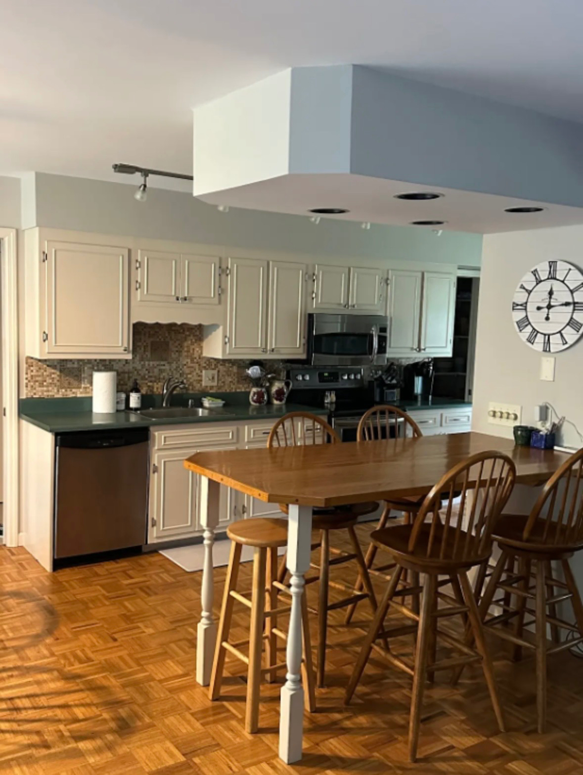 Spacious 3 bedroom in desirable neighborhood - Photo 1