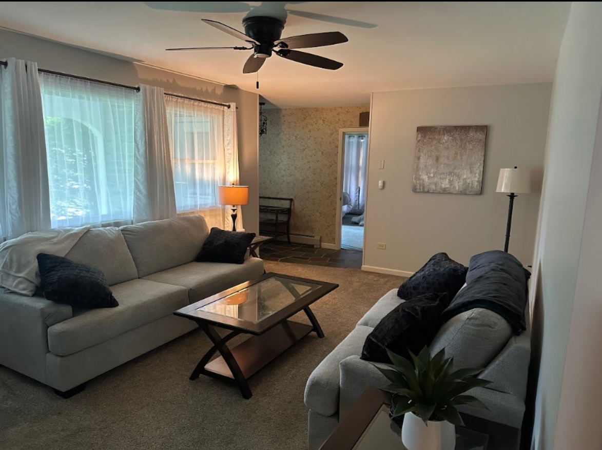 Spacious 3 bedroom in desirable neighborhood - Photo 2