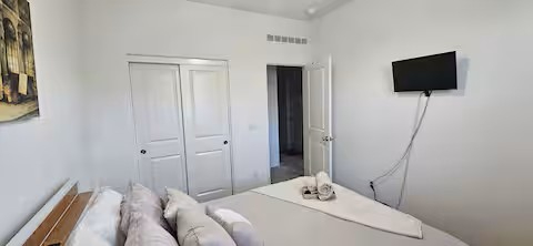 Private Room with Shared Bath (Beige Room) - Photo 3
