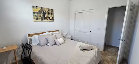 Private Room with Shared Bath (Beige Room) - Photo 2
