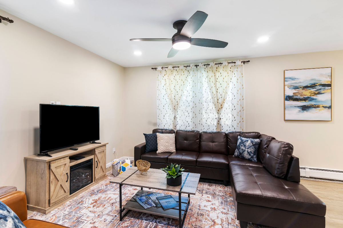 Charming, spacious and comfortable, fully furnished 3 bedroom home 5 mins from Stowe Village with AC - Photo 3