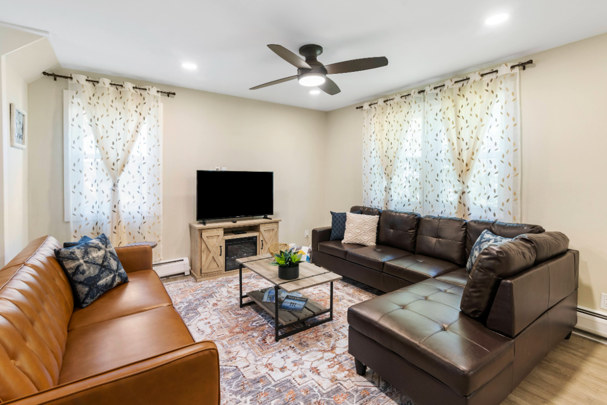 Charming, spacious and comfortable, fully furnished 3 bedroom home 5 mins from Stowe Village with AC - Photo 2