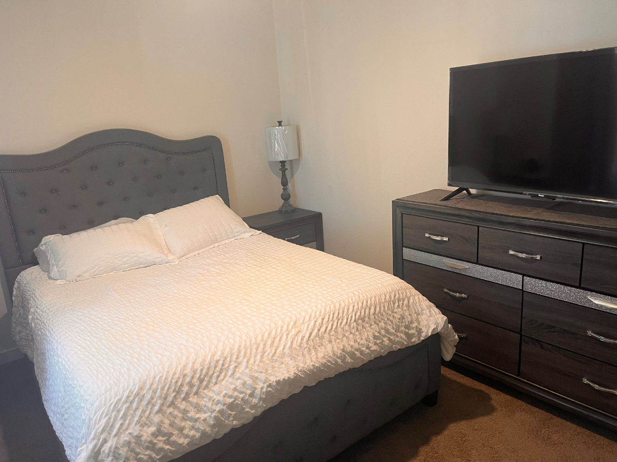 Room for rent in quiet home - Photo 2