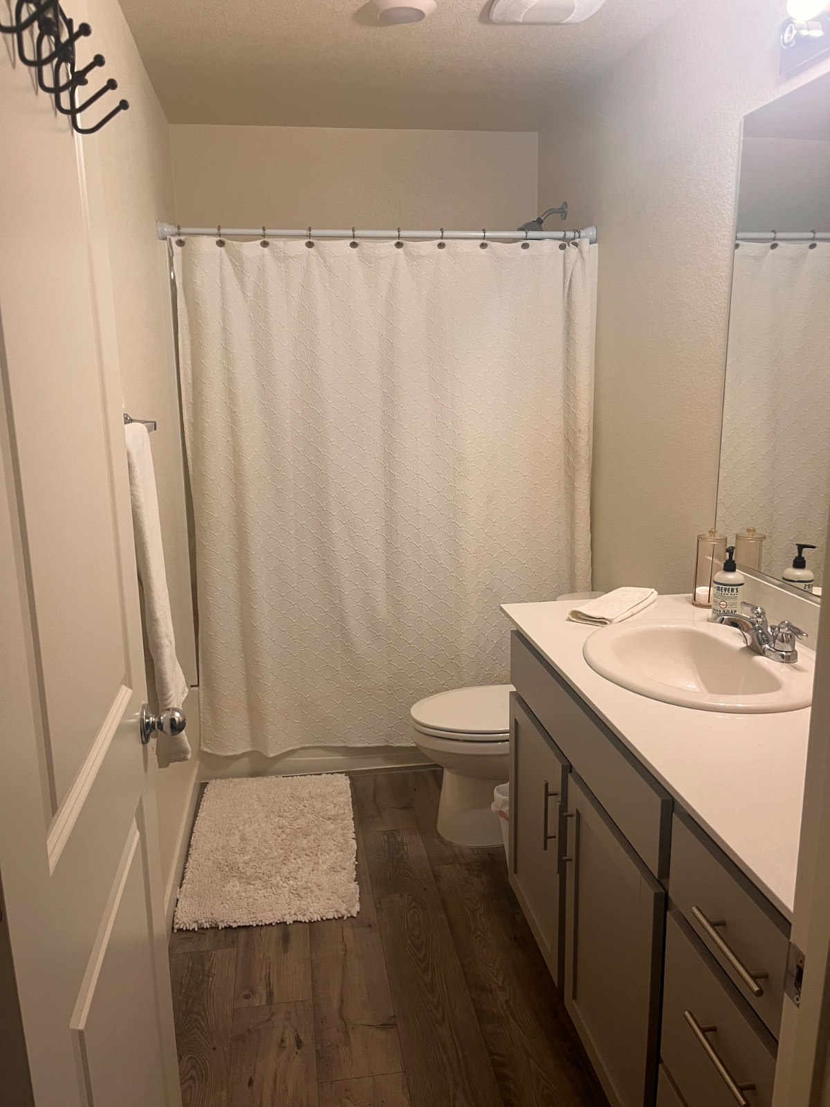 Room for rent in quiet home - Photo 5