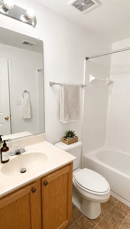 Spacious 1 Bed 1 Bath 1120sqft Apartment. - Photo 2