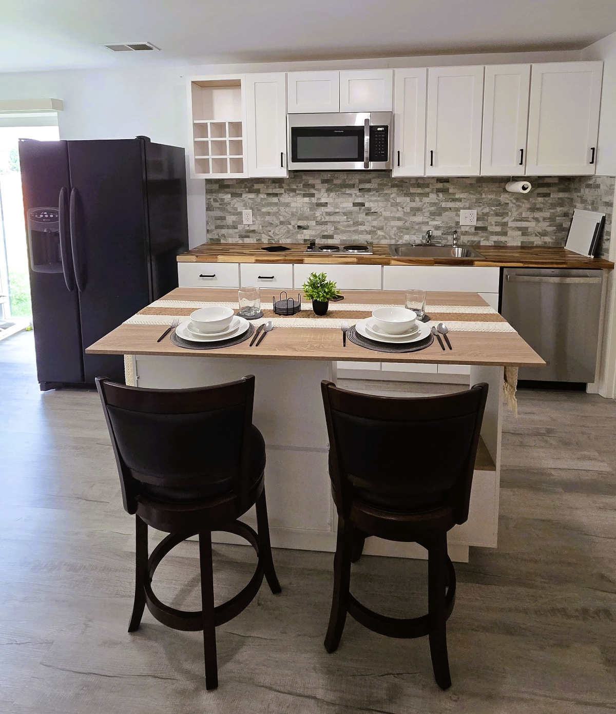 Spacious 1 Bed 1 Bath 1120sqft Apartment. - Photo 3