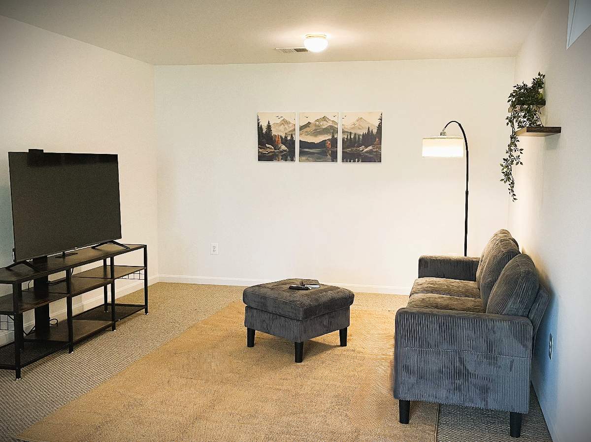 Spacious 1 Bed 1 Bath 1120sqft Apartment. - Photo 7