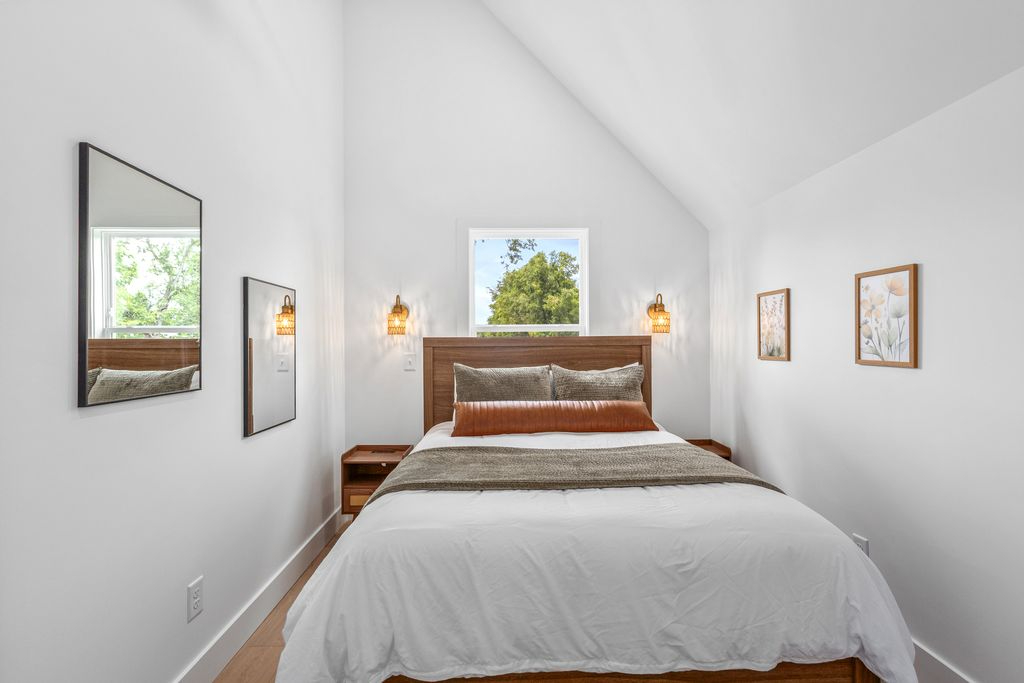 Quiet 2BR Suite Near Broadway & Hospitals - Photo 10